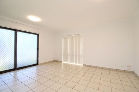 Two Bedroom Renovated Townhouse - Photo 5