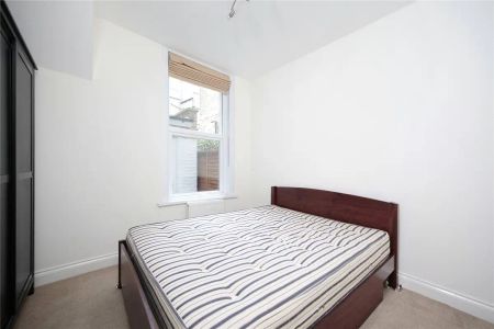 2 bedroom flat in Clapham - Photo 2