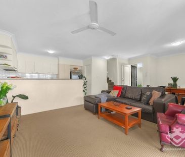 Spacious Three-Bedroom Townhouse with double garage in Sought-After... - Photo 2