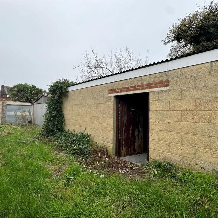 3 bedroom end of terrace house to rent - Photo 1