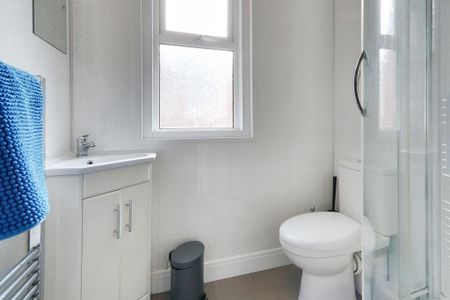 5 bedroom end of terrace house to rent - Photo 2