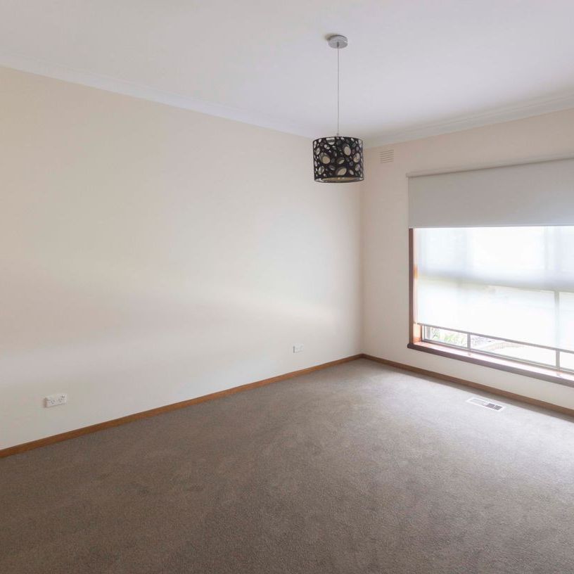 Spacious & Beautifully Refurbished Four-Bedroom Family Home - Photo 1