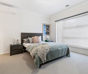 Stylish Three Bedroom Townhouse - Photo 2