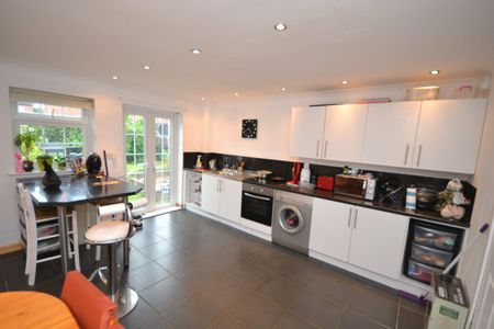 2 bed Semi-Detached House for Rent - Photo 2