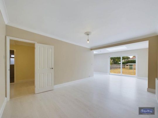 5 bedroom semi-detached bungalow to rent - Photo 1