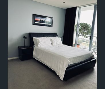 Stunning Waterfront Apartment with Spectacular Views - Photo 4