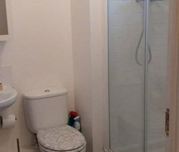 1 bedroom in a flat share to rent - Photo 5