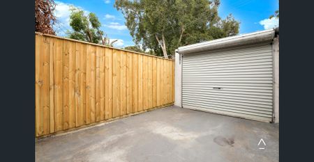 Charming single-level home with rear lane access to parking - Photo 3