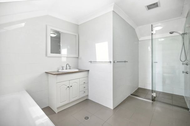 Top-Floor Urban Retreat in the Heart of Neutral Bay - Photo 1