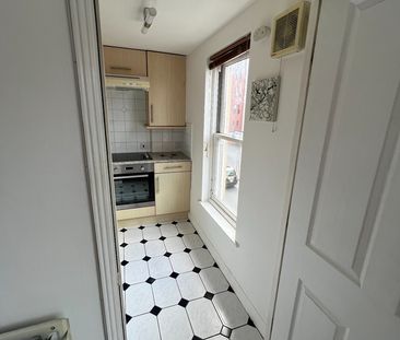 2 Bed Flat, Blenheim Court, RG1 - Photo 2
