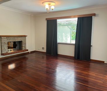 PRIME LOCATION - CHARMING 3 BEDROOM HOME BENEATH THE TREES - Photo 2