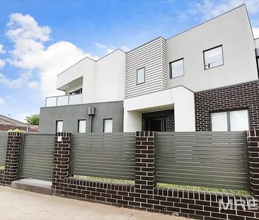 Perfectly Positioned Townhouse - Photo 4