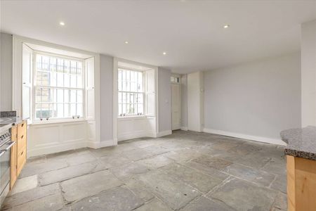Delightful unfurnished four bedroom Georgian townhouse in a highly sought after location - Photo 5