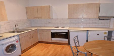 Two double bedrooms modern kitchen spacious lounge & mins to tube and shops - Photo 3