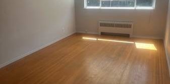 Kits 1 bed condo mins from the beach, hardwood floor, second floor - Photo 2