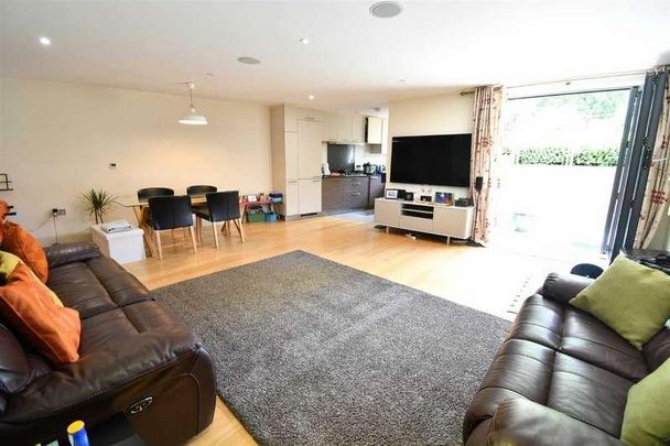 Hitcham Court, Station Approach, Woodside, N12 - Photo 1