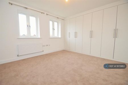 3 bedroom semi-detached house to rent - Photo 4
