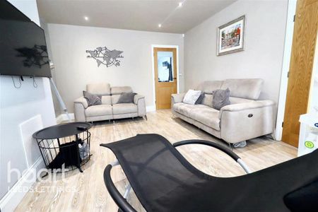 3 bedroom semi-detached house to rent - Photo 2