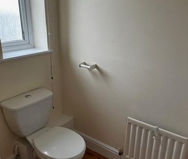 2 bedroom end of terrace house to rent - Photo 4
