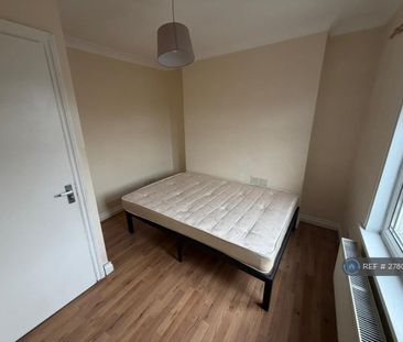 1 bedroom in a flat share to rent - Photo 3