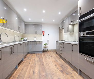 OX Living is proud to present this high-quality 7-bedroom co-living... - Photo 1