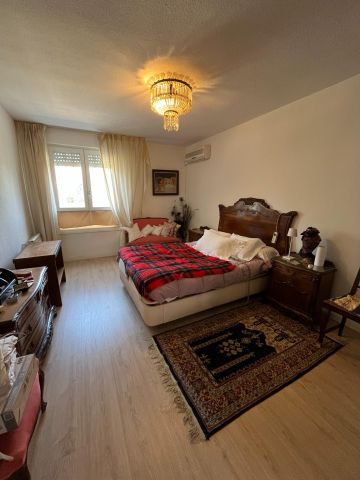 Chalet adosado con jardín privado, piscina y pista de tenis en Las Rozas - Foto 2