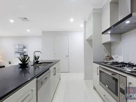 Stylish and sophisticated townhouse - Photo 2