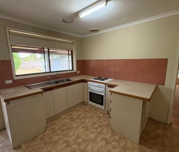 COMFORTABLE & SPACIOUS HOME ON A GENEROUS BLOCK! - Photo 5