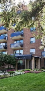 Parkway Manor - Photo 3