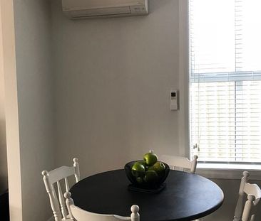 Gorgeous, sunny, warm, character 2-bed flat - Photo 1