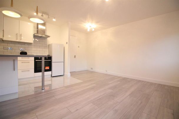 Varsity Drive, Twickenham - Photo 1