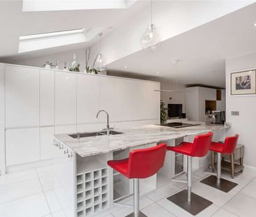 A superbly located three bedroom, two bathroom family home - Photo 5