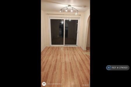 3 bedroom end of terrace house to rent - Photo 3