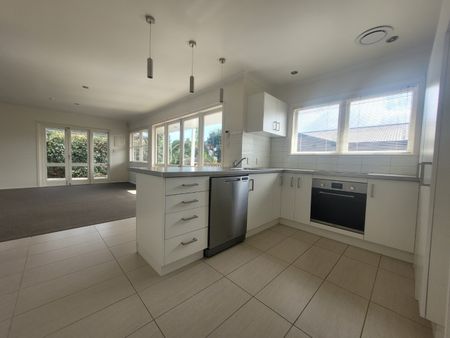 Large spacious 5 Bedroom home - Photo 4