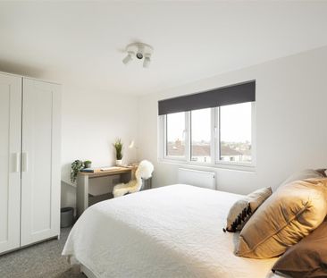 Charlton Road, Kingswood - Photo 3
