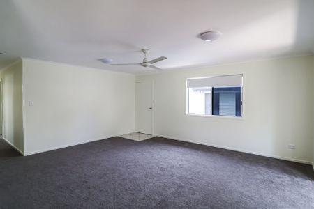 LARGE DUAL LIVING FAMILY HOME IN SOUTH GLADSTONE - Photo 4