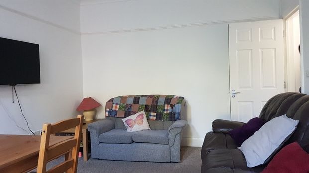 6 Bed Semi-Detached House, Granby Grove, SO17 - Photo 1