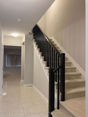 Townhouse For Lease | X8011780 - Photo 2