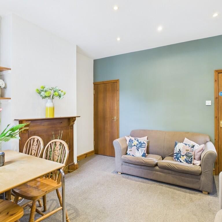 4 bedroom semi-detached house to rent - Photo 1