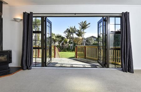 Character 1920's Bungalow - With wood burning fireplace and Heatpump! - Photo 3