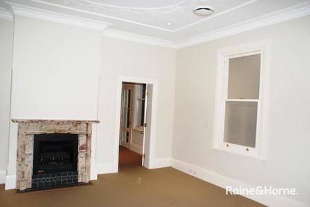 Grand Country Home - Photo 4