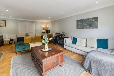 Super 4 bedroom house in the heart of Battersea with 2 bathrooms, a large reception room with doors onto a South facing garden. A quiet street off Battersea Park Road therefore close to Battersea Park, Clapham Junction and buses over to Chelsea. - Photo 2