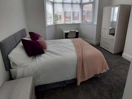 Beautiful -Luxury Co Living in NE4 - 6 Person Shared house - Photo 4