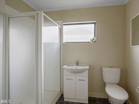 Beautifully appointed apartment - Photo 3