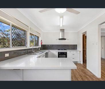 Spacious 4 bedroom home with dual living space - Photo 2