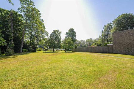 Broom Park, TW11, London - Photo 2