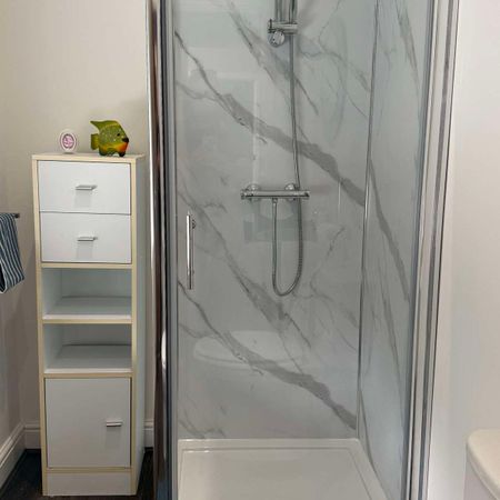 Beautiful Modern Spacious Home close to Train Station - Photo 4