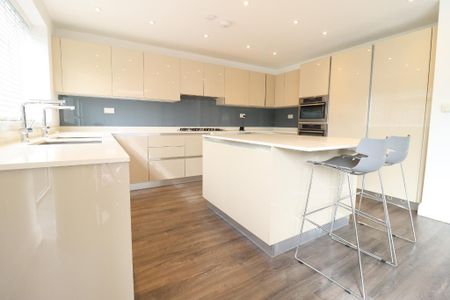 5 bedroom detached house to rent - Photo 4