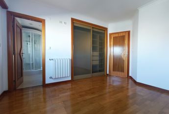 Apartamento T3 com Terraço Privativo para Arrendamento em Nova Queijas