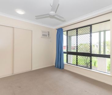 Spacious 4-Bedroom Family Home with Pool - Photo 3